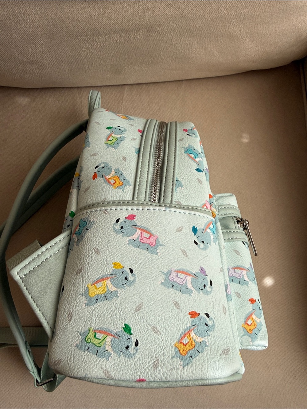 Dumbo Loungefly backpack - Picture 5 of 7